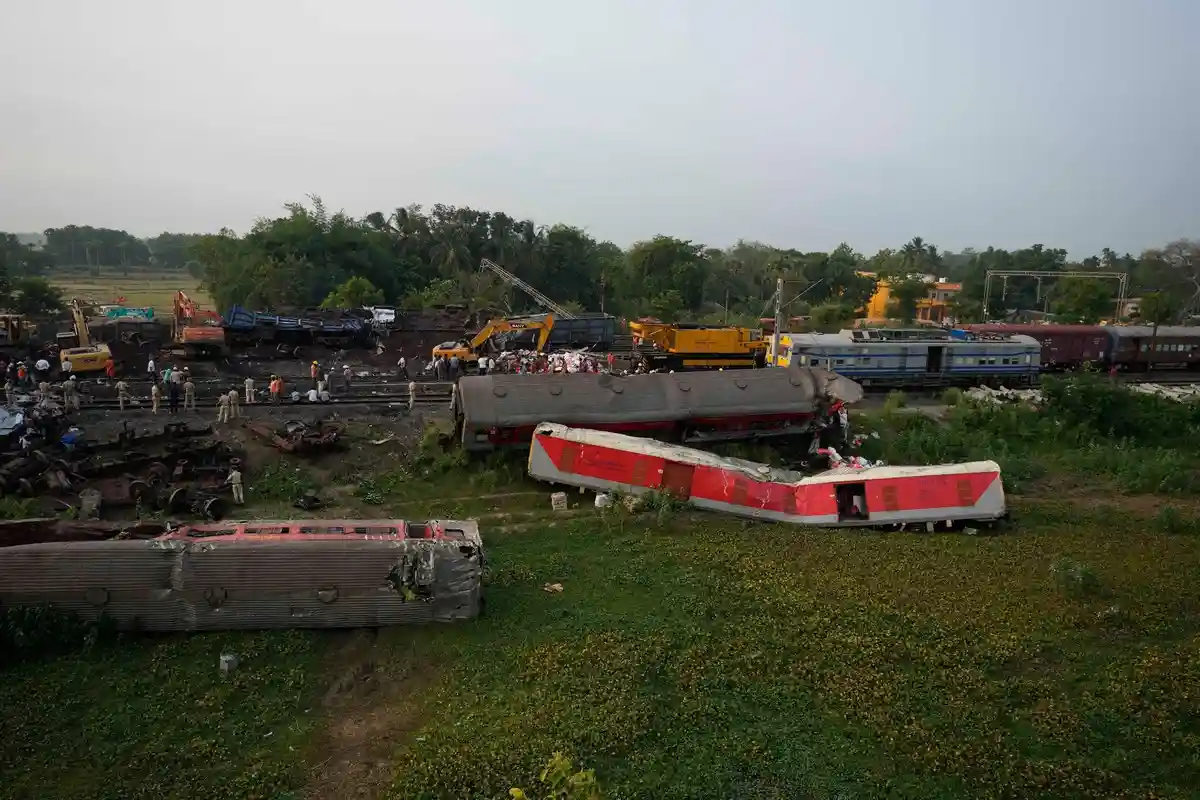 По следам аварии поезда в Индии: идет расследование