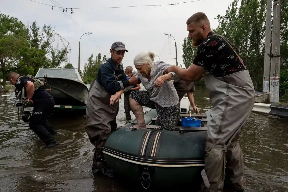 Разрушенная плотина Каховки: вода затапливает Херсон