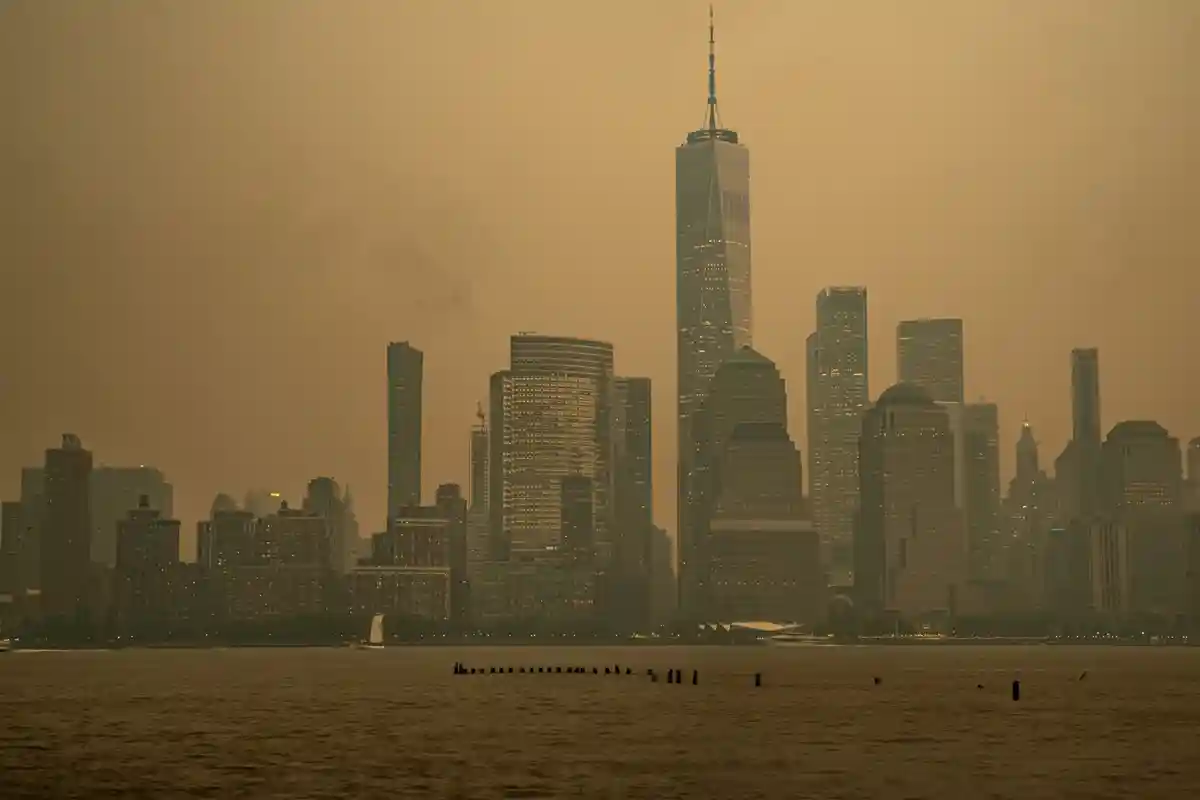 Дым от лесных пожаров в Канаде окутал Нью-Йорк