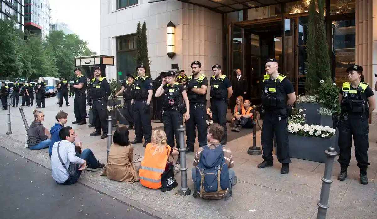 Акция протеста перед отелем "Ritz-Carlton" в Берлине