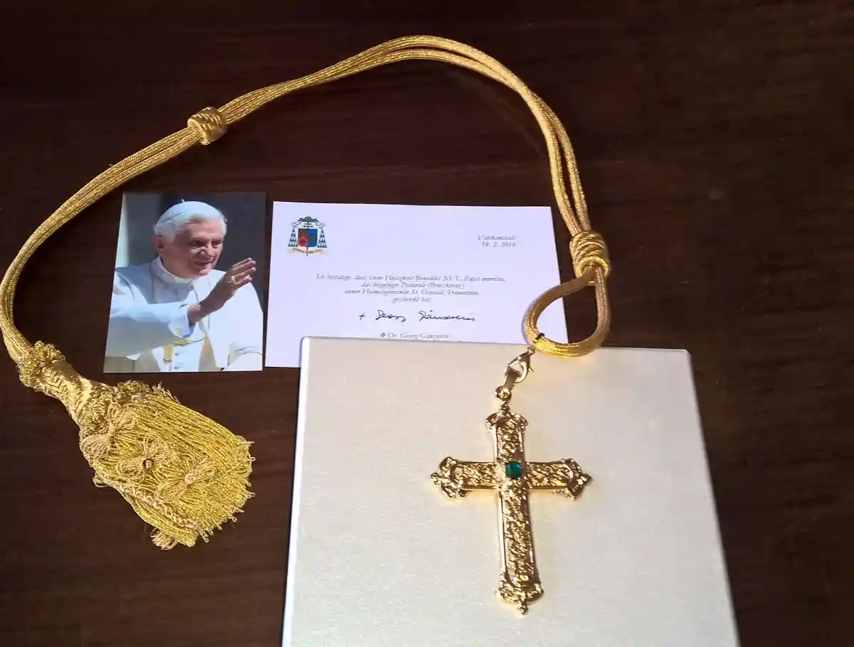 Нагрудный крест покойного Папы Римского Бенедикта украден