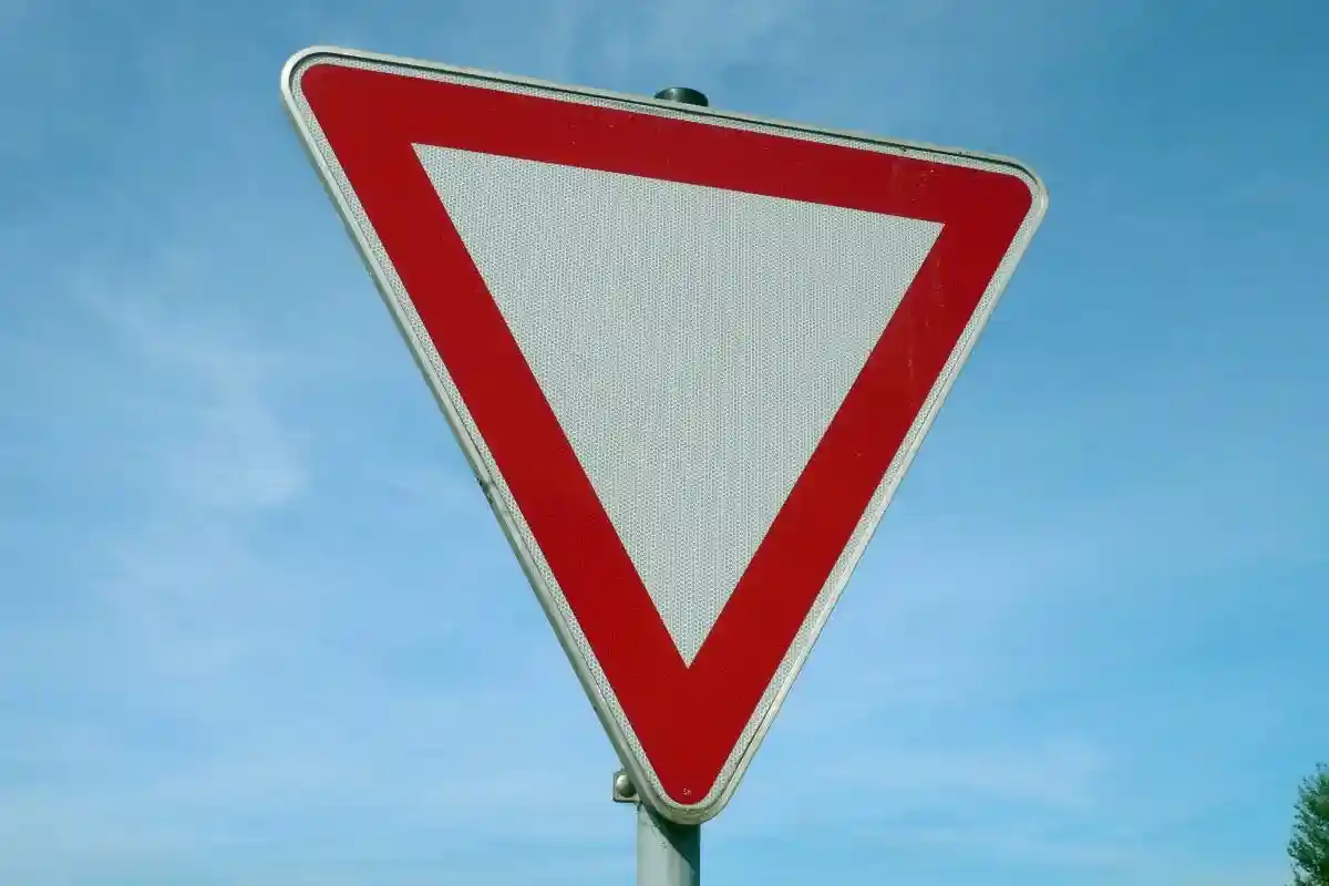 Знак «Уступи дорогу» в Германии. Фото: Wikimedia Commons