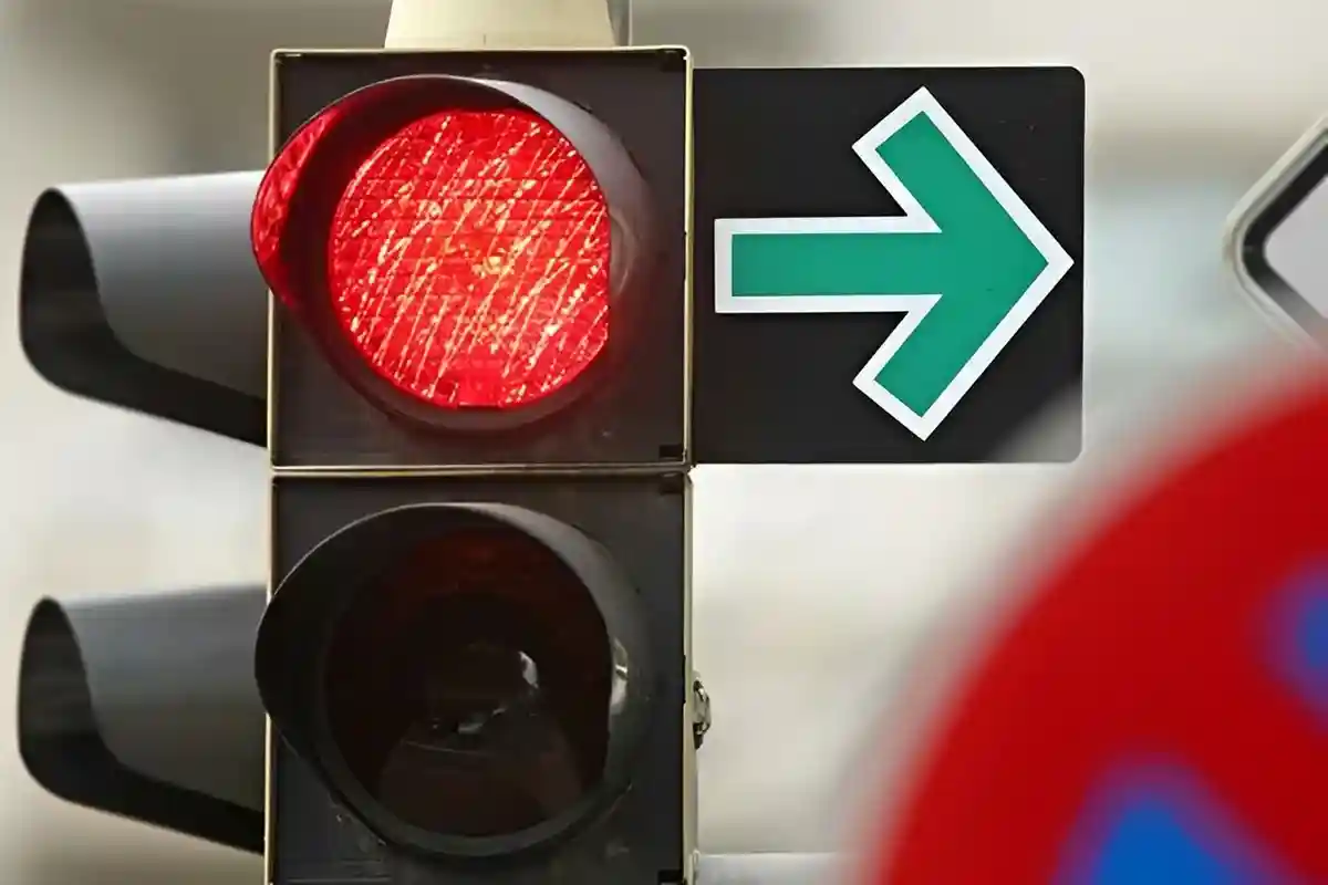 Зеленая стрелка на светофоре в Германии. Фото: picture alliance/dpa/dpa-Zentralbild