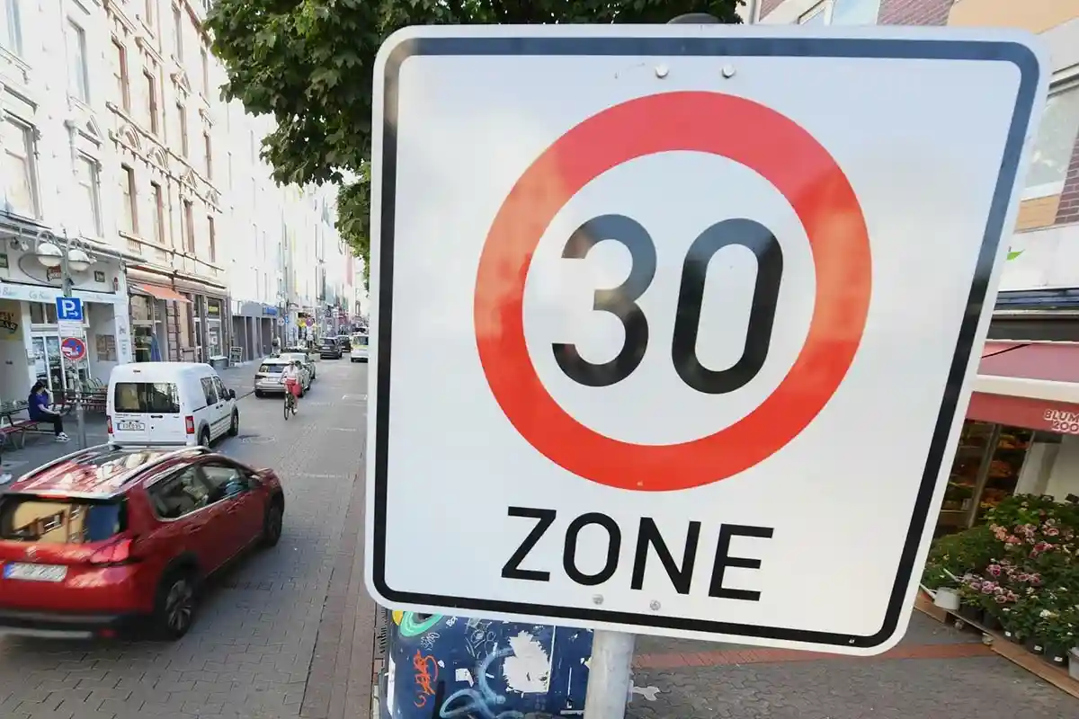 Знак «Зона 30 км/ч» в ГерманииФото: Arne Dedert/dpa/Symbolbild