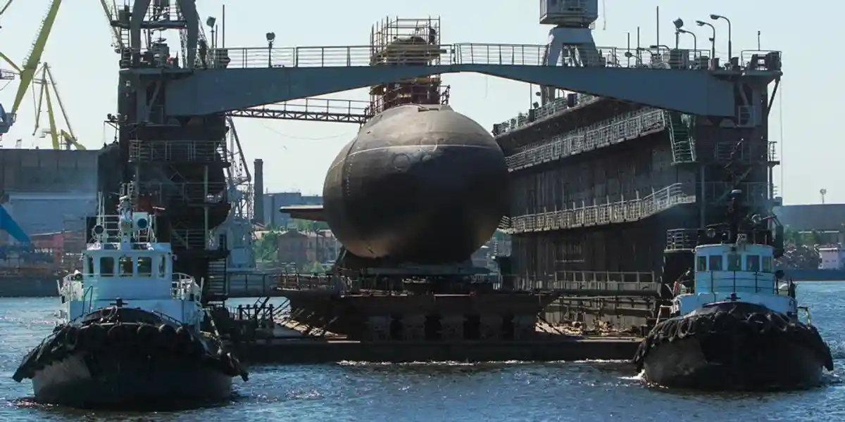 Строительство подводной лодки на на Адмиралтейских верфях в Санкт-Петербурге.