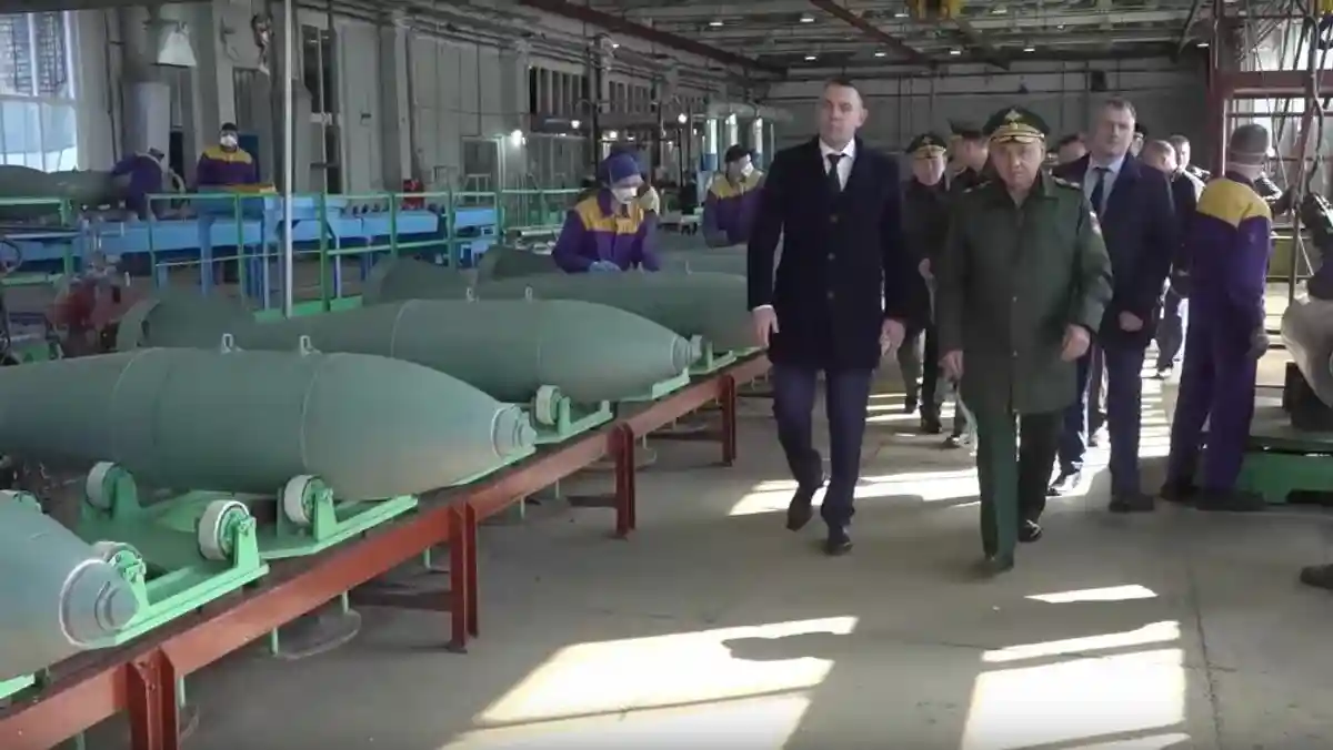 Сергей Шойгу осматривает производство бомб ФАБ-500 на заводе им. Свердлова, 6 апреля 2023. Источник: Министерство обороны России