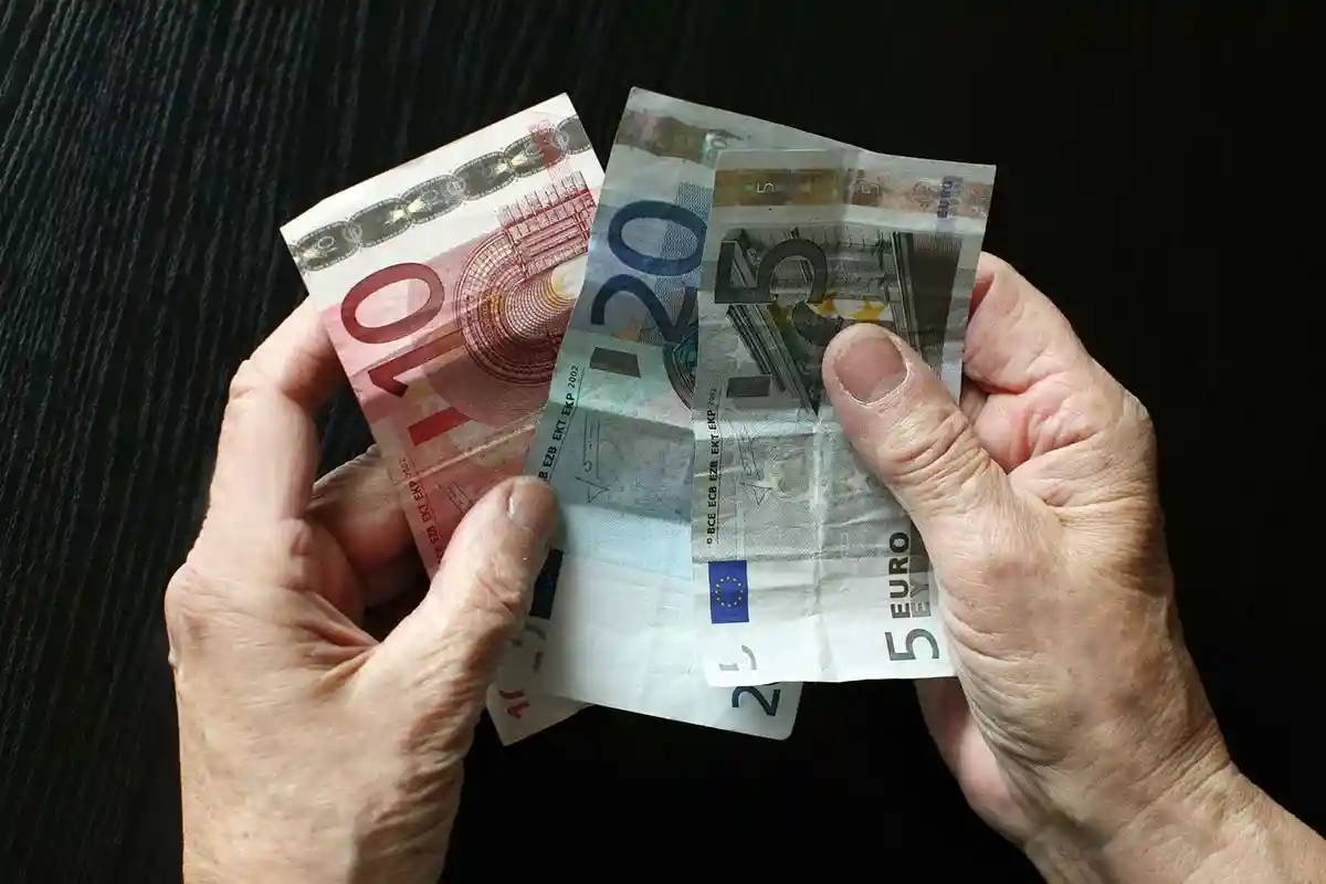 Четверть в Германии зарабатывают менее 14 евро в час