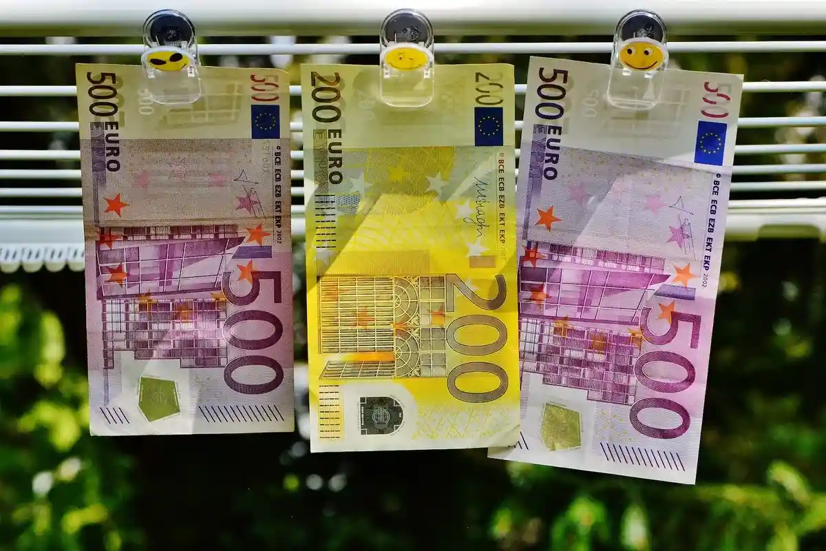 Можно сэкономить на налогах с билетом за 49 евро до 1800 евро в год. Фото: Pixabay / pexels.com