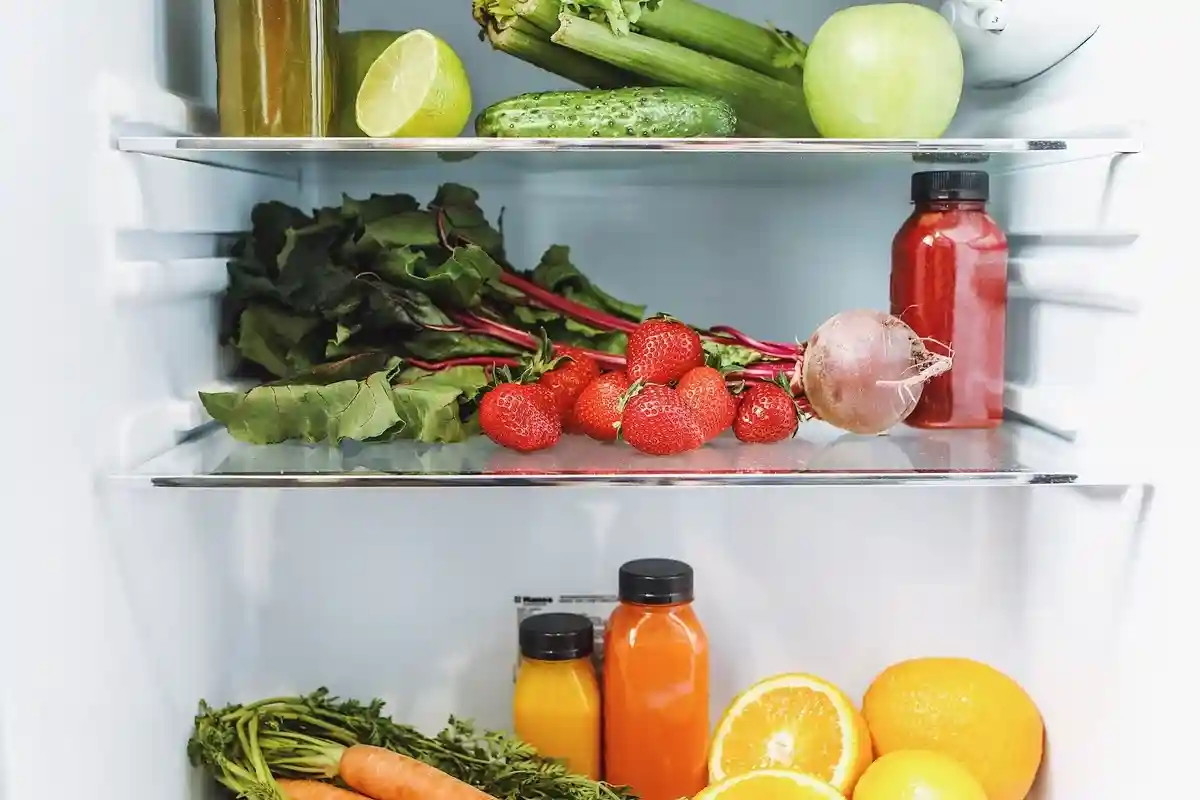 В дверцу холодильника кладут купюру, чтобы проверить насколько плотно она закрывается. Фото: Polina Tankilevitch / pexels.com