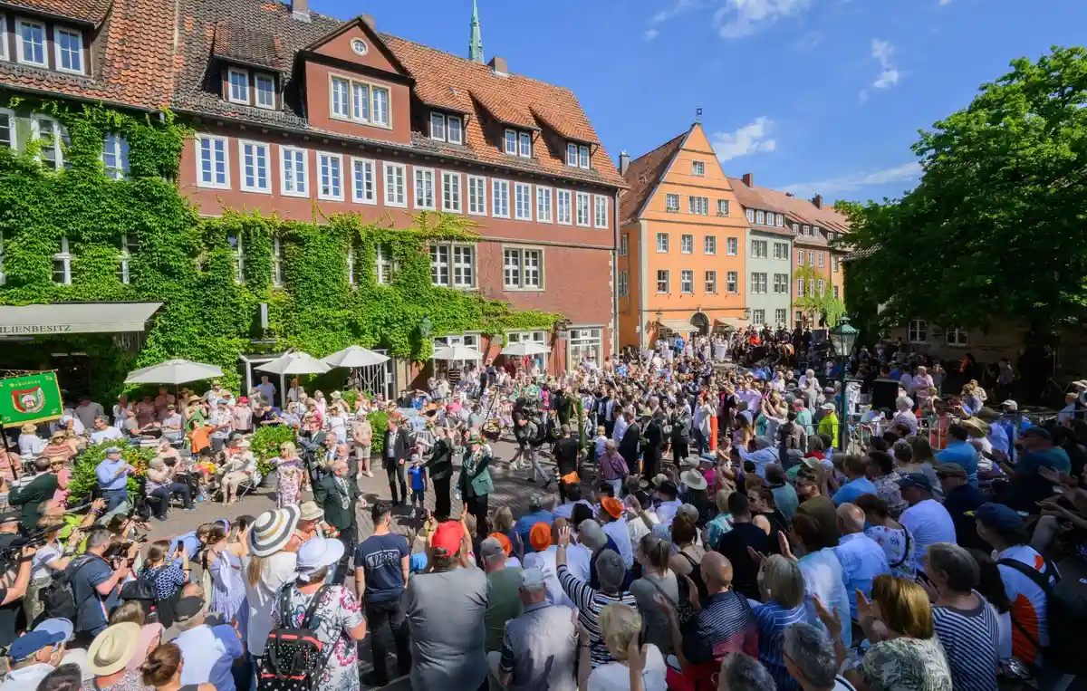Тысячи людей участвовали в Schützenfest в Ганновере