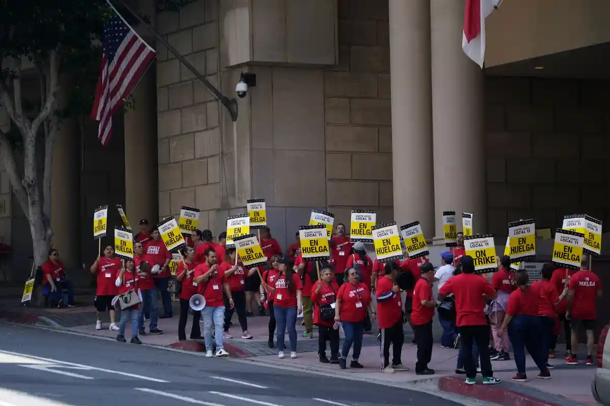 Тысячи работников гостиниц бастуют в Южной Калифорнии