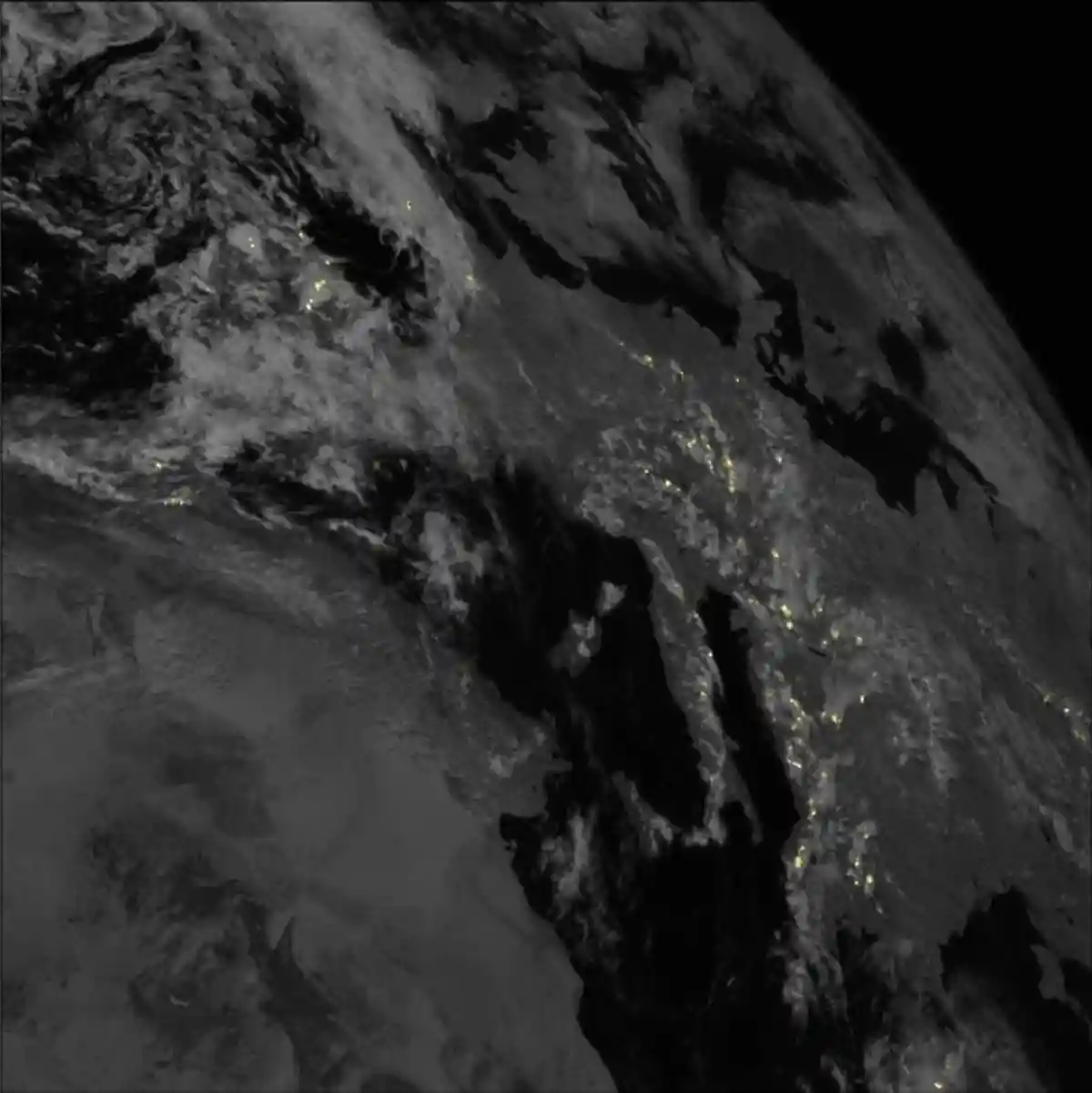 Изображения молний с метеорологических спутников