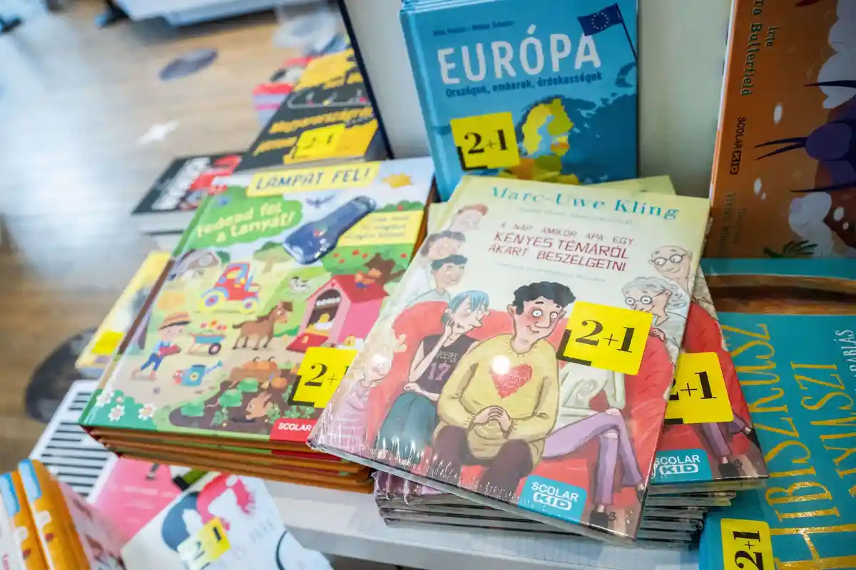 Книги в фольгированной упаковке в Венгрии