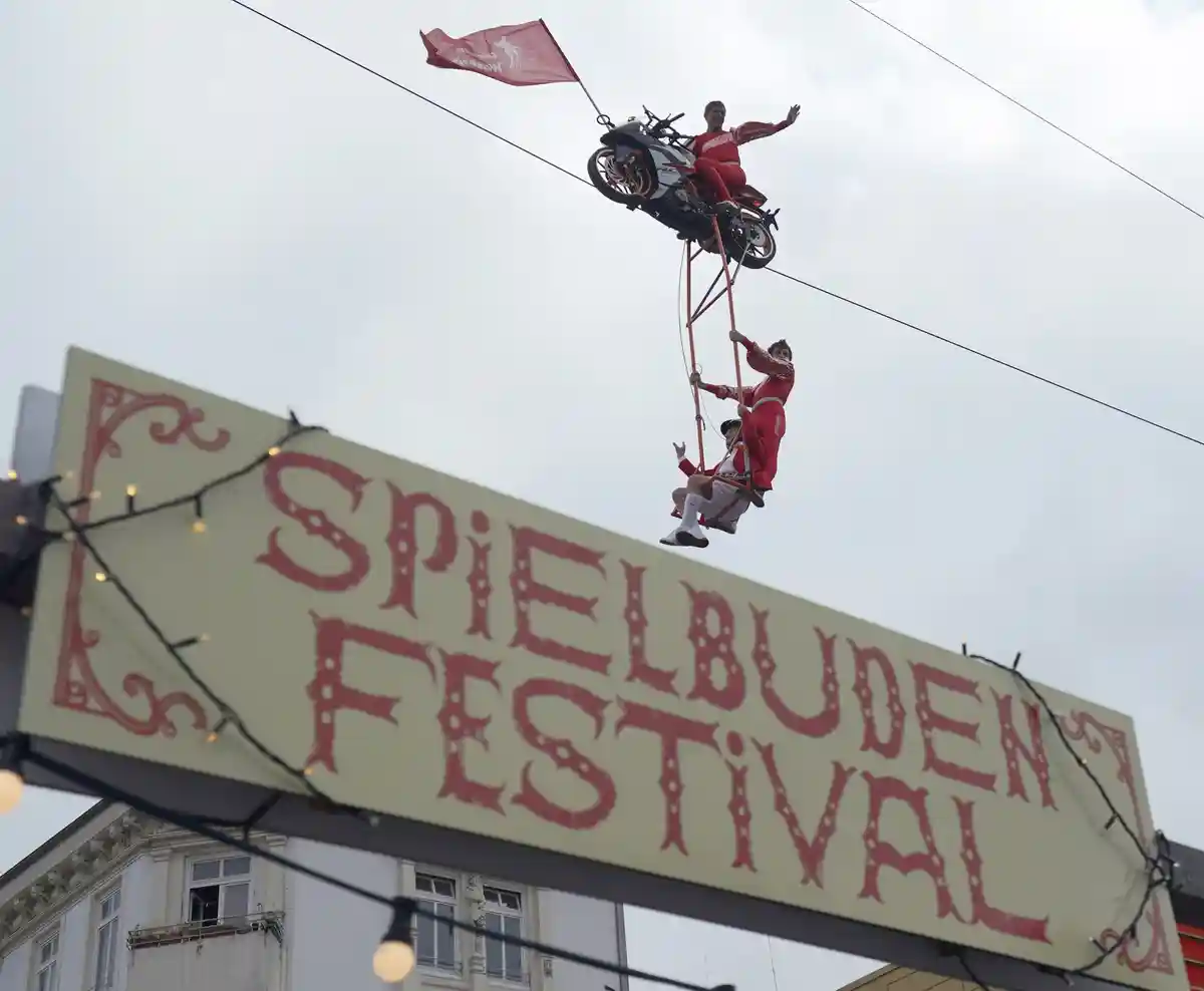 В Гамбурге начался фестиваль Spielbudenfestival
