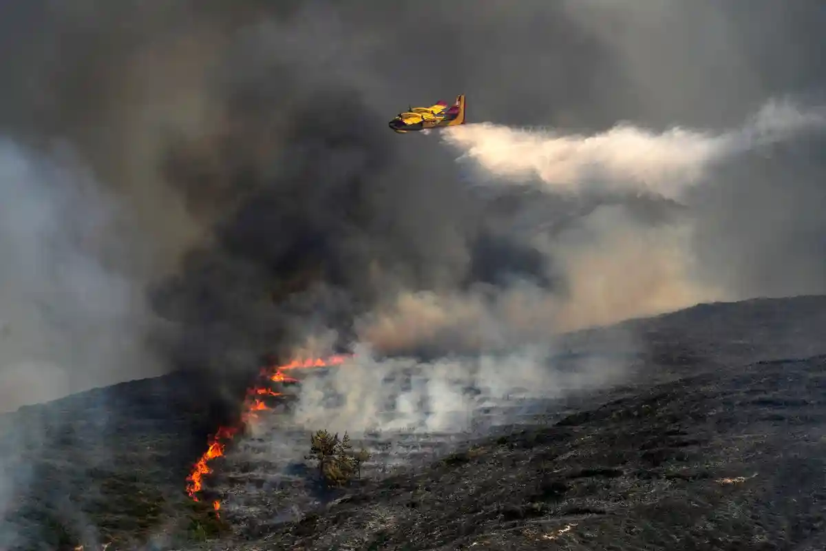 Крушение пожарного самолета в Греции: пилоты погибли
