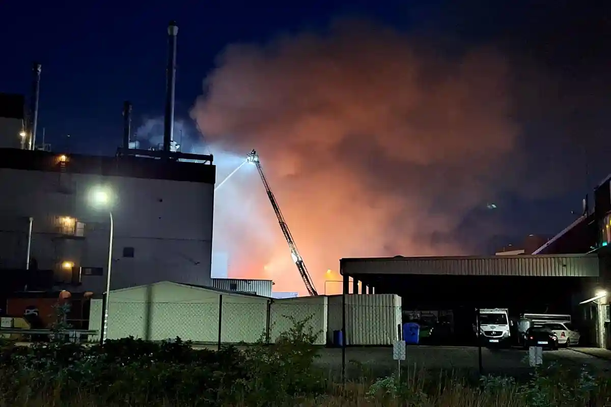 Пожар на территории предприятия в Бремене-Хемелингене
