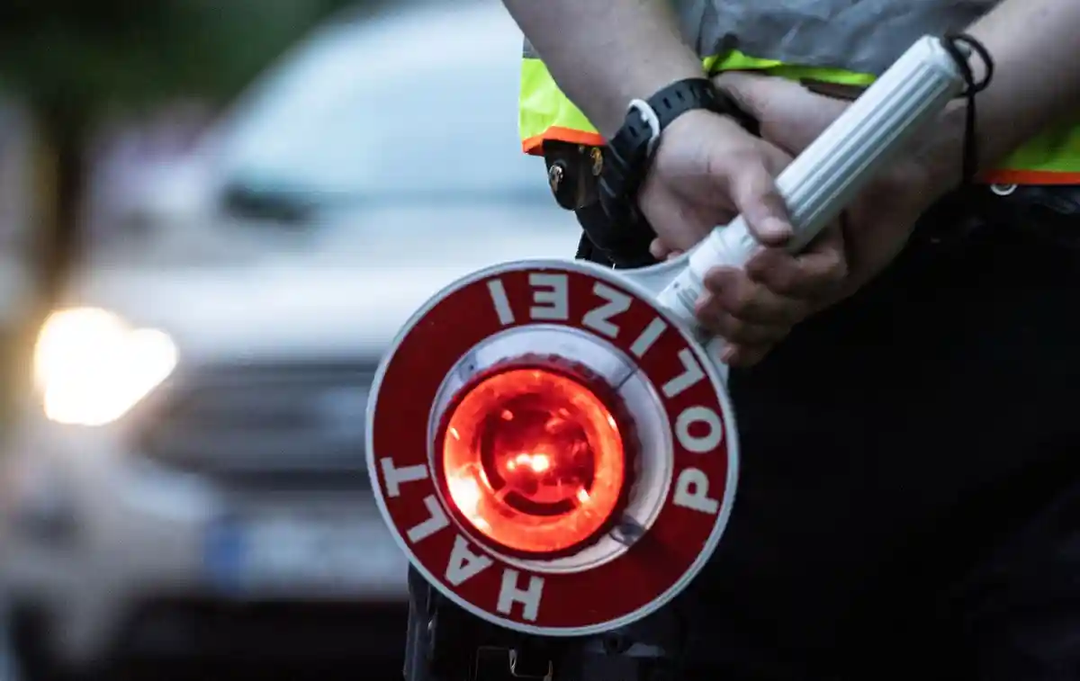 Офицер полиции превратилась в акушера на баварском КПП
