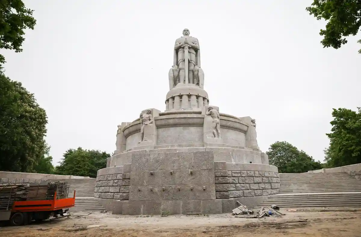 Реконструкция памятника Бисмарку в Гамбурге завершена
