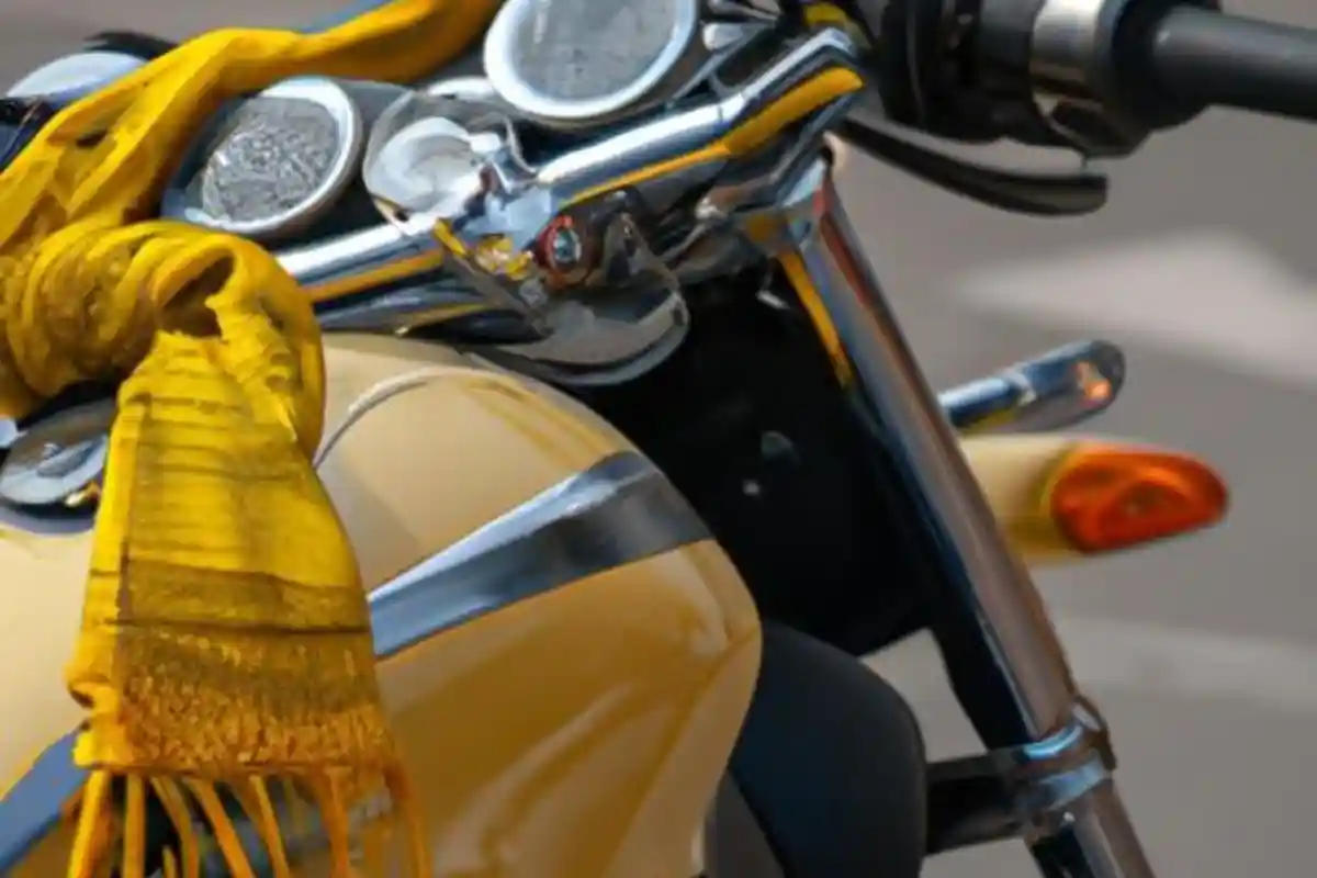 Мотоцикл с желтым шарфом на обочине. Фото: Aleksandr Bajgus / aussiedlerbote.de