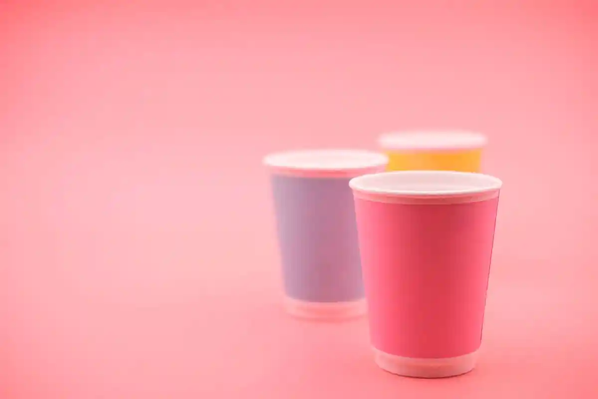 Бумажные стаканчики, которые "прикидываются" экологичными, наносят вред не только экологии, но и непосредственно здоровью человека. Фото: Pixabay.com