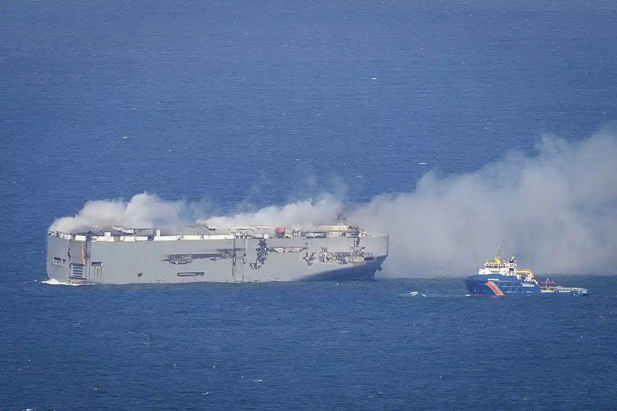 Пожар на грузовом судне у берегов Амеланда