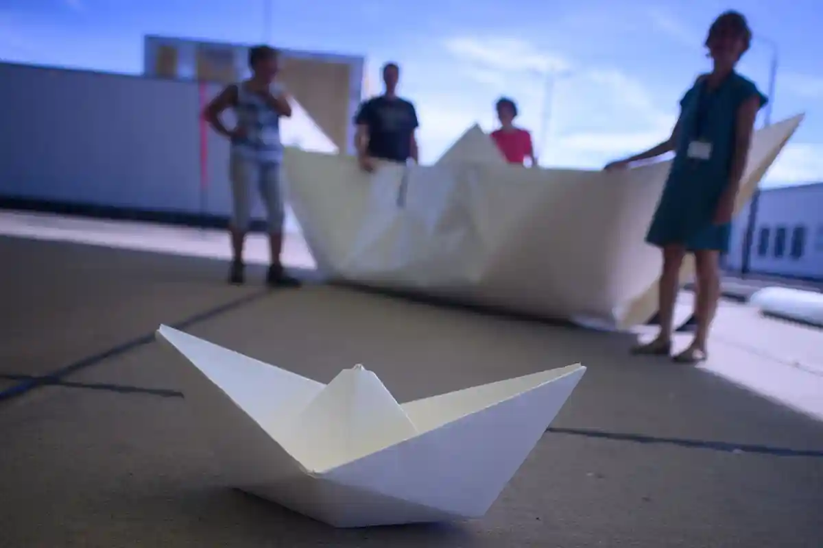 Бумажные кораблики в знак солидарности с беженцами