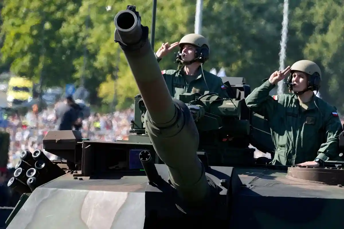 В Варшаве военный парад: тема обороны в Польше
