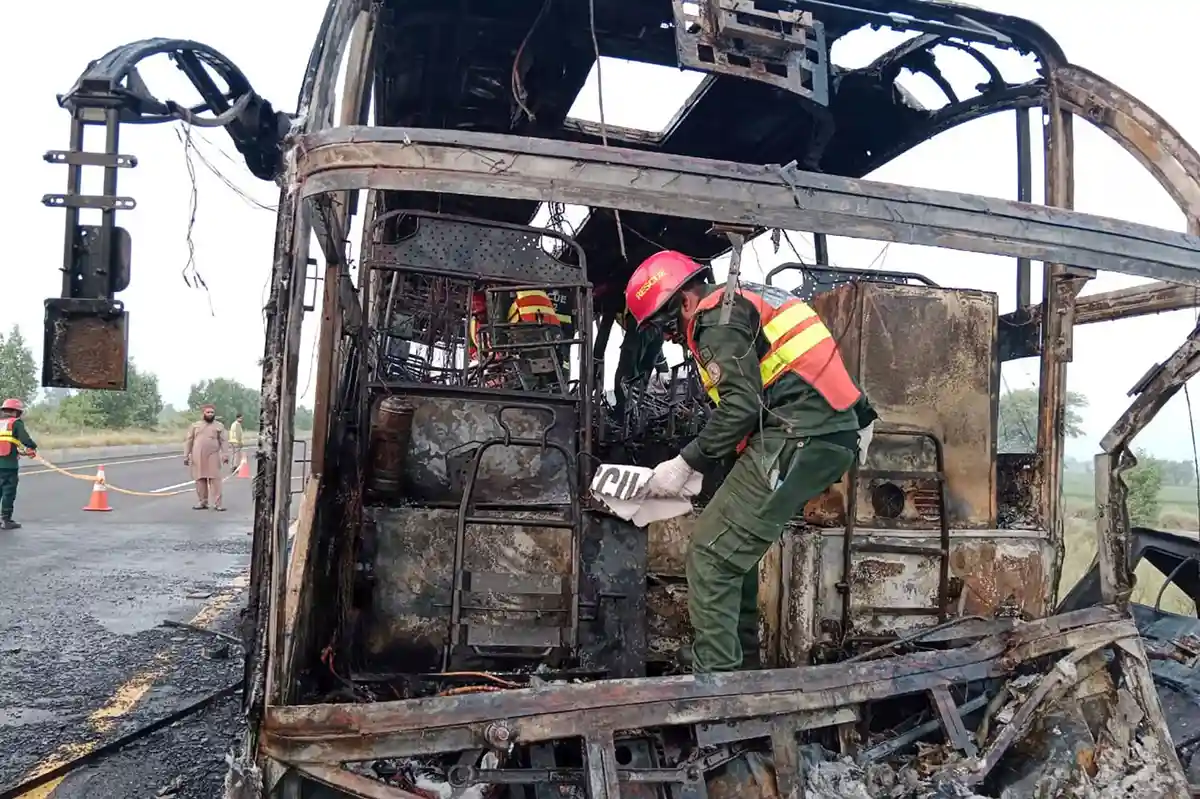Пожар в автобусе в Пакистане: 18 человек погибли
