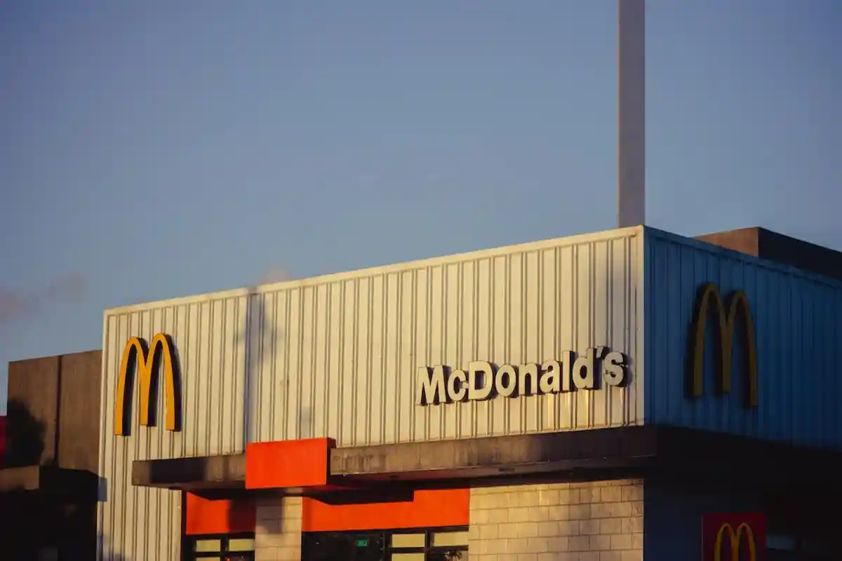 McDonald's в числе номинантов на самую смелую экологическую ложь года. Фото: Nothing Ahead / pexels.com