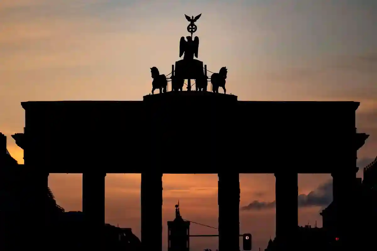 Экоактивисты облили Бранденбургские ворота оранжевой краской