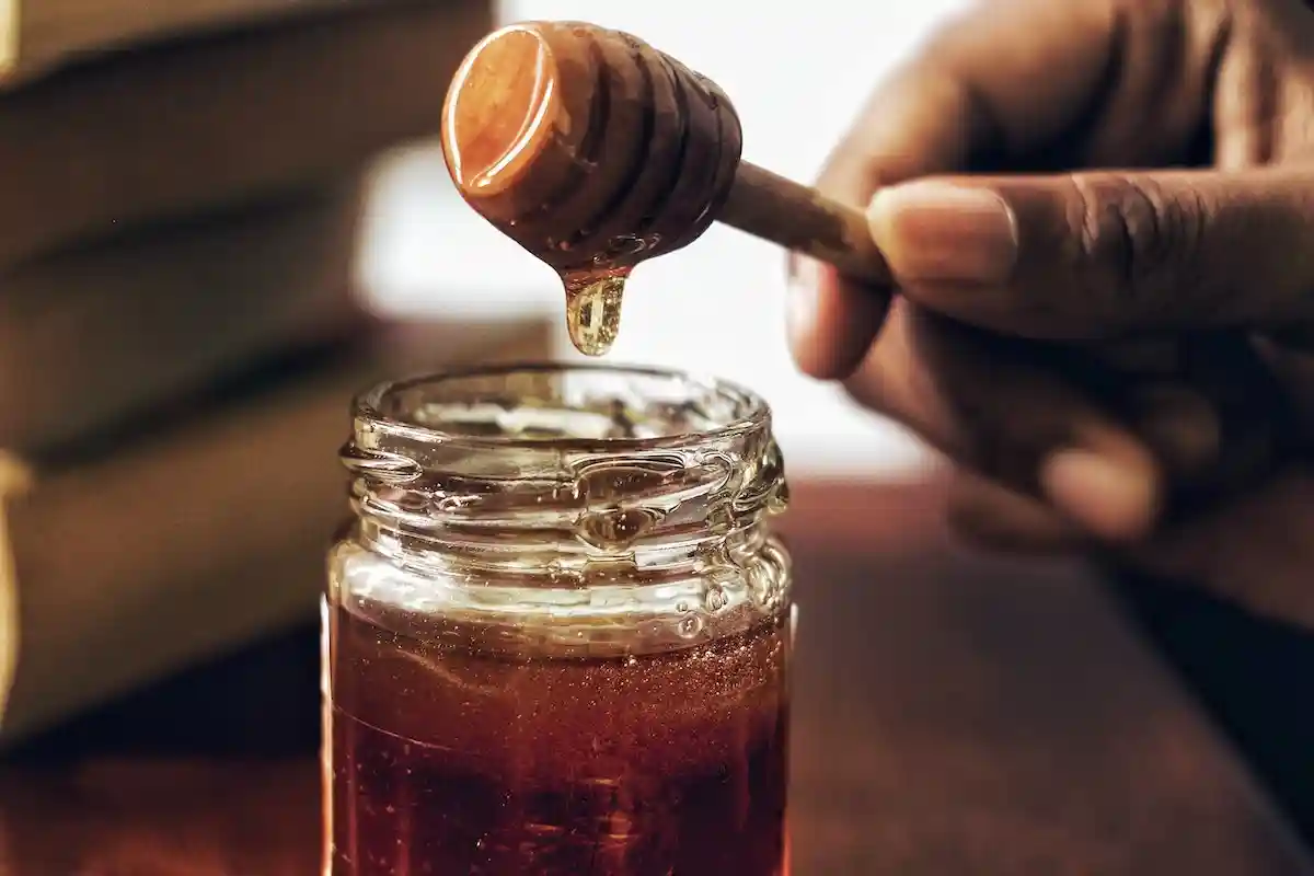 Без чая и металлических ложек: как есть мёд