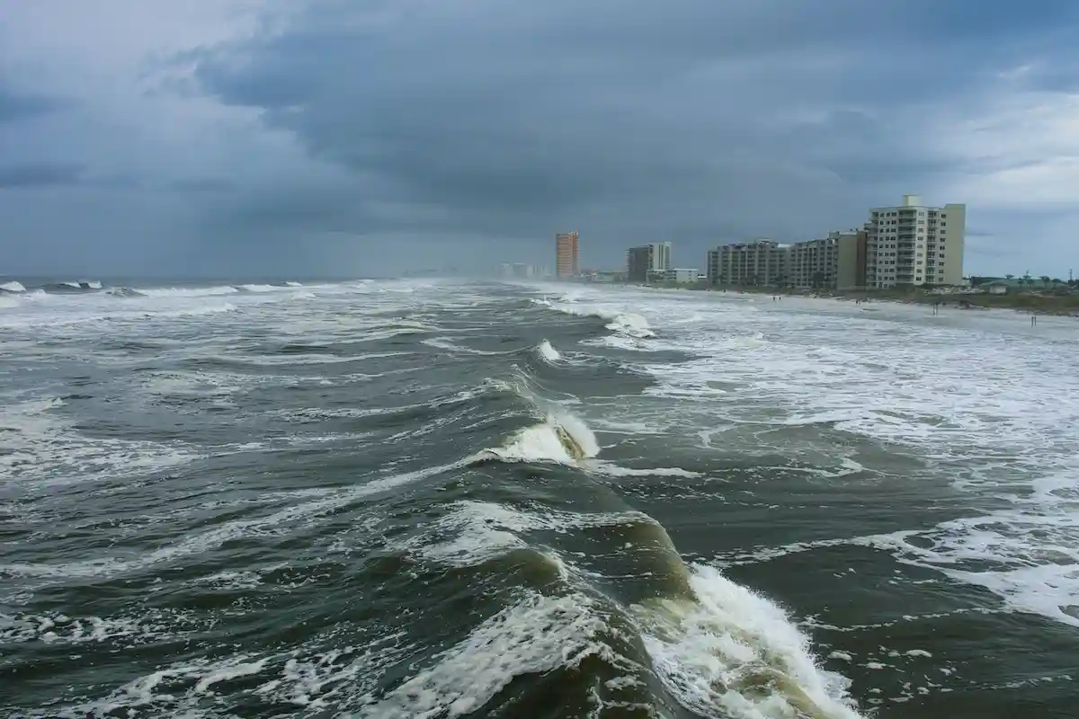 Ураган "Ли" набирает силу над Атлантикой