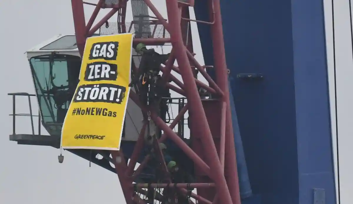 Активисты Гринпис протестуют против газопровода