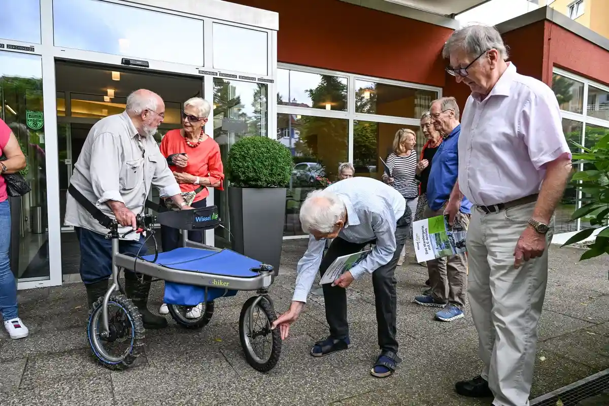 92-летний пенсионер изобрел ходунки для леса и гор