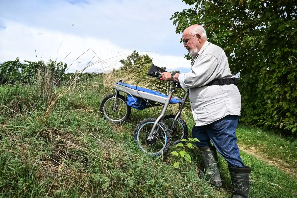 92-летний старик изобретает турбороллер для леса и гор