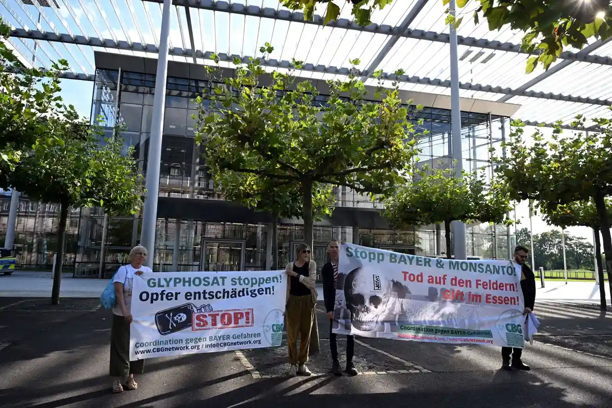 Акция протеста перед штаб-квартирой компании Bayer