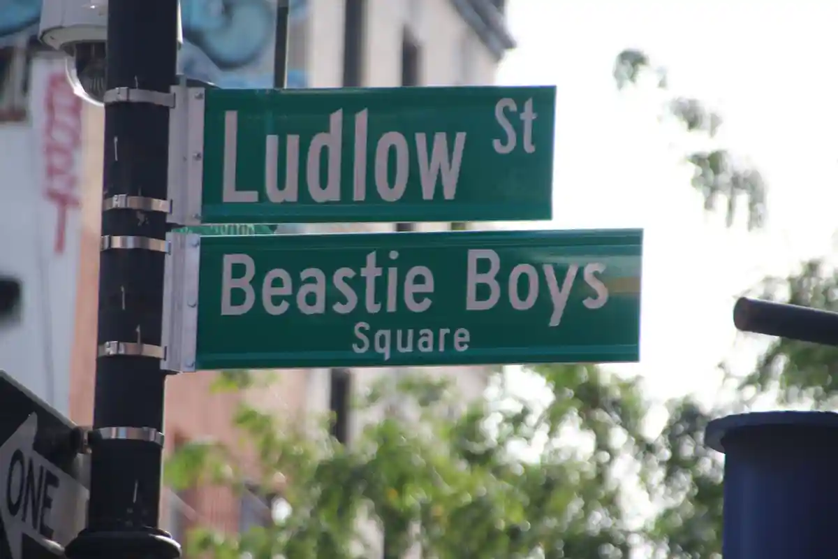 Площадь "Beastie Boys Square" в Нью-Йорке