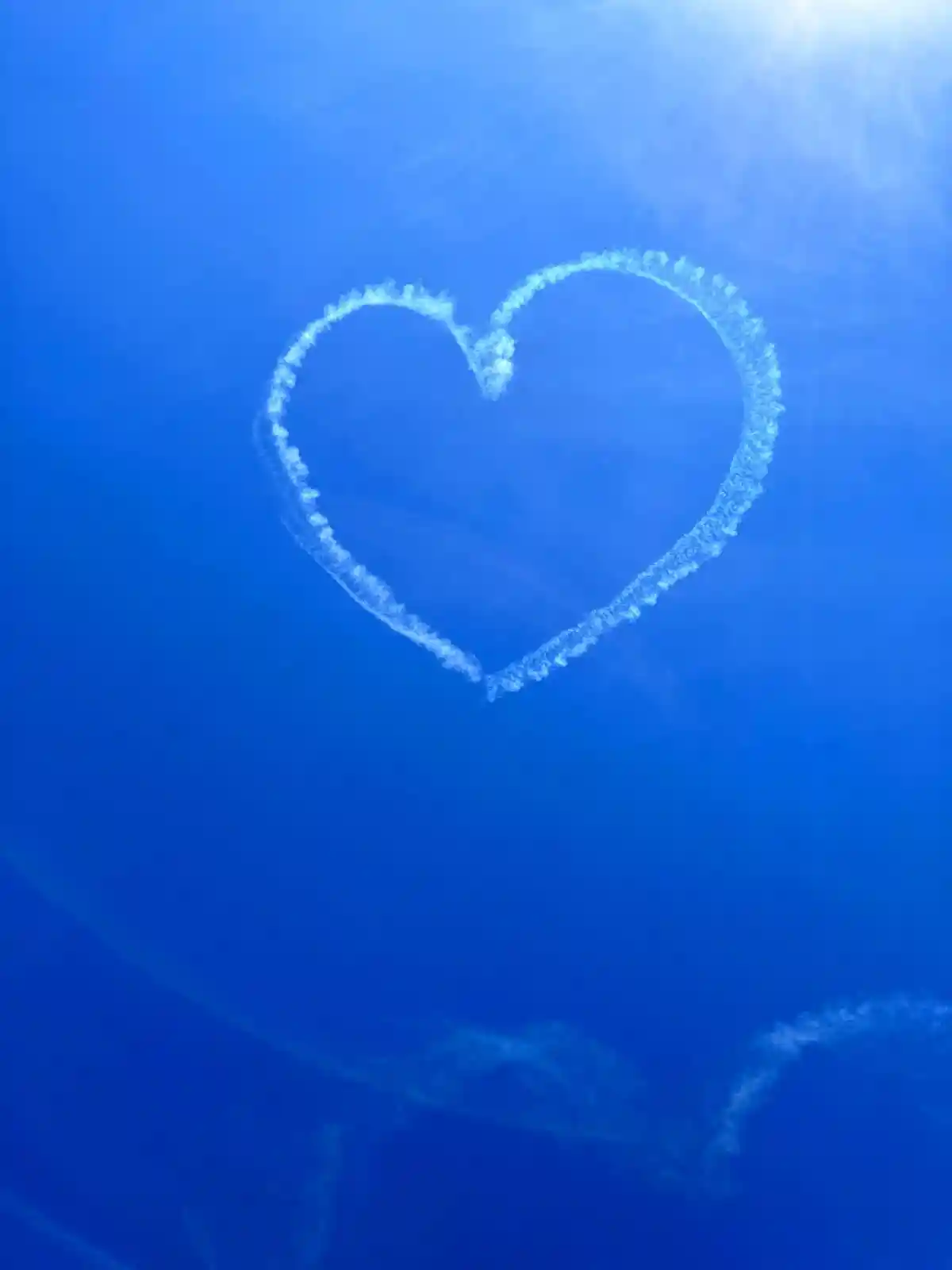 Пилот рисует сердце на темно-синем небе Октоберфеста