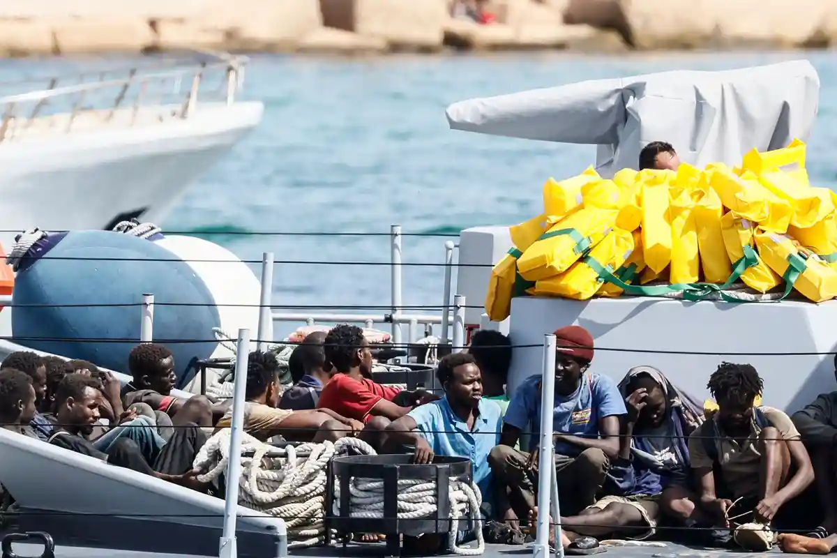 Сотни мигрантов на лодках прибыли на Лампедузу во вторник