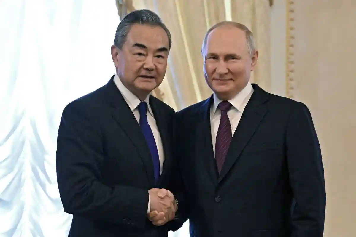 Министр иностранных дел Китая посетил Путина