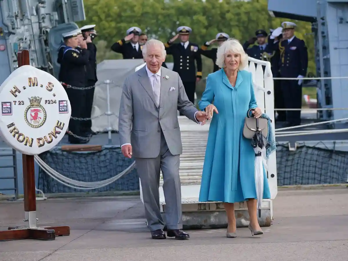 Британская королевская чета совершает государственный визит во Францию