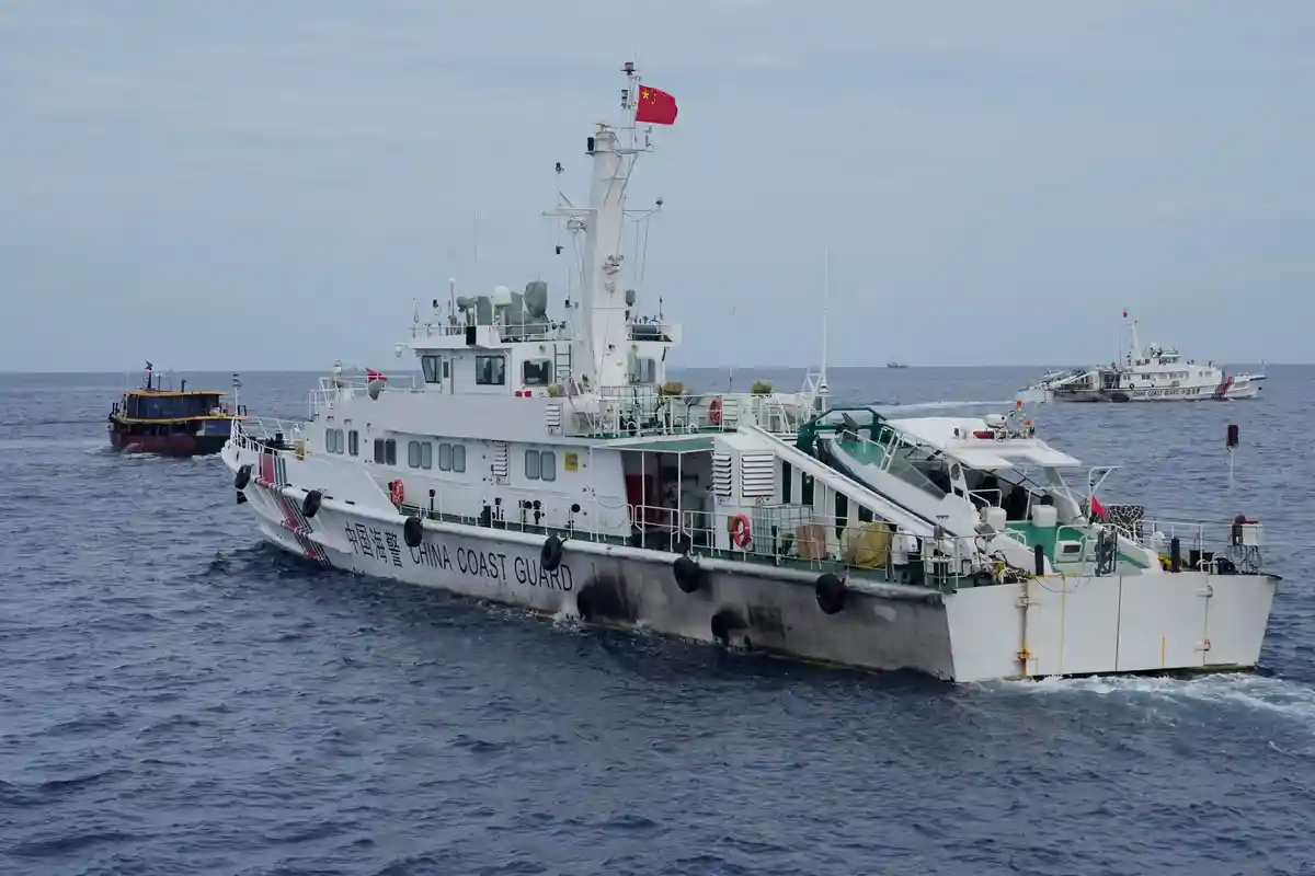 "Плавучий барьер": Китай подчеркивает претензии на атолл