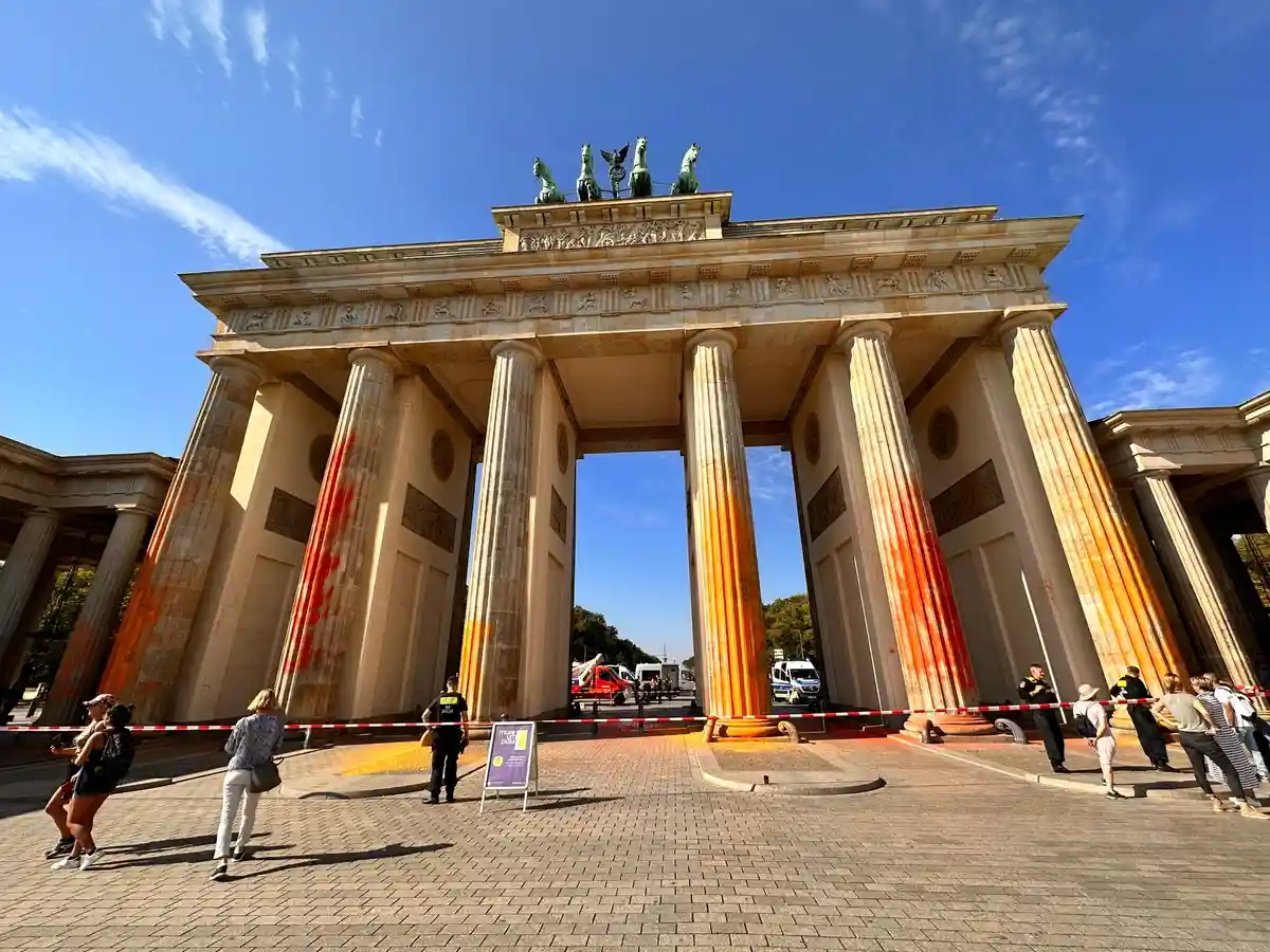 Очистка Бранденбургских ворот обойдется дороже