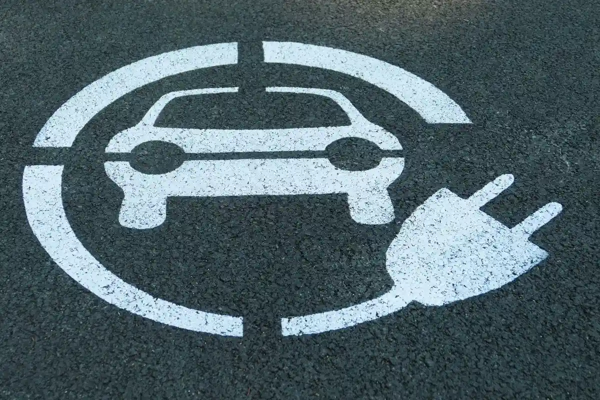 Ганновер: пассажиры могут заряжать электромобили. Фото: Pexels License / Pexels.com