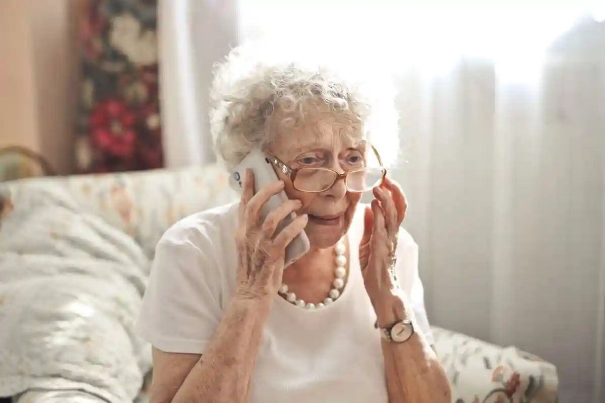 Пожилые люди особенно доверчивы и их легко обмануть по телефону. Фото: Designed by Freepik / freepik.com