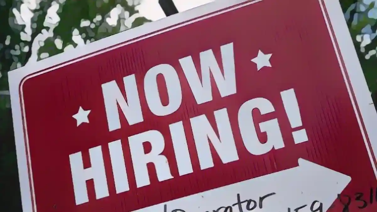 "Now hiring": Ряд компаний в США в настоящее время ищет персонал.:"Now hiring": Ряд компаний в США в настоящее время ищет персонал.