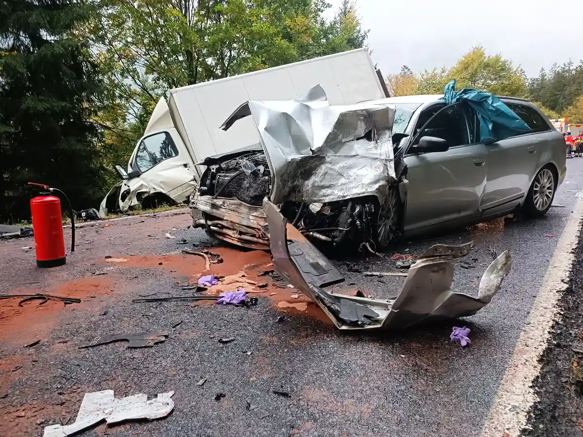 41-летний молодой человек погиб после аварии на встречной полосе:На месте аварии находятся два поврежденных автомобиля.