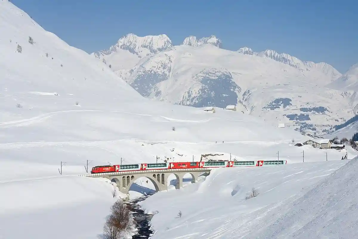 7 самых красивых железнодорожных маршрутов открывает Ледниковый экспресс. Фото: Kabelleger / David Gubler (http://www.bahnbilder.ch), CC BY-SA 3.0 / Wikimedia Commons