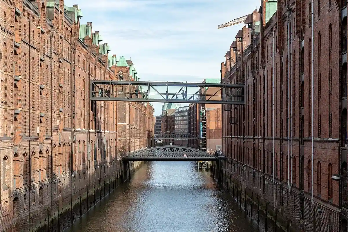 В Гамбурге тоже есть 1 из 8 мест в Германии, где красиво в любую погоду. Фото: Dietmar Rabich / Wikimedia Commons / “Hamburg, Speicherstadt, Block D+L -- 2023 -- 6577” / CC BY-SA 4.0