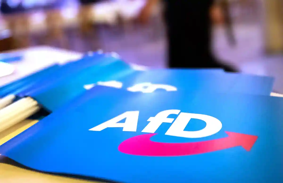 AfD:Флаги с логотипом AfD лежат на столе во время партийной конференции AfD в Баварии.